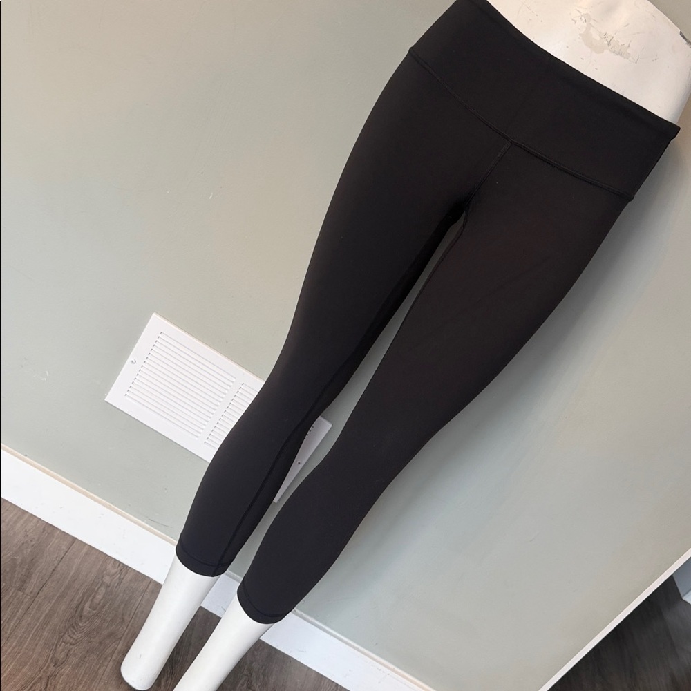 Lululemon Black High-Waisted Capris size 6